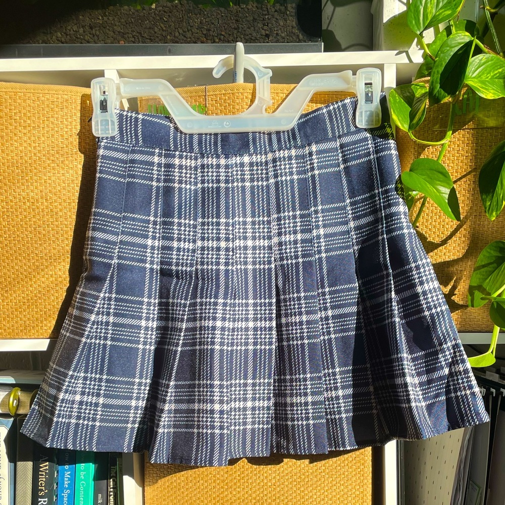 Adorable plaid, plated mini skirt to compete any coquette outfit !!